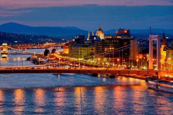 BUDAPEST-DE-NOCHE-1